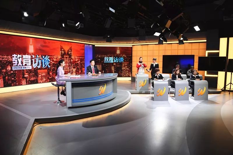 教育新闻直播间怎么进入主持人?从观众到主播的完整成长指南